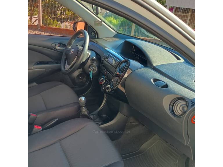 TOYOTA - ETIOS - 2019/2019 - Branca - R$ 72.800,00