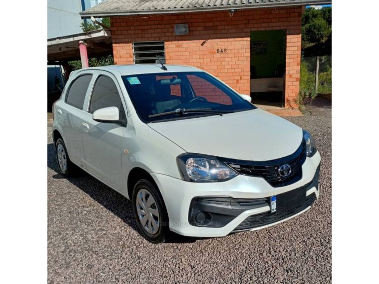TOYOTA - ETIOS - 2019/2019 - Branca - R$ 72.800,00