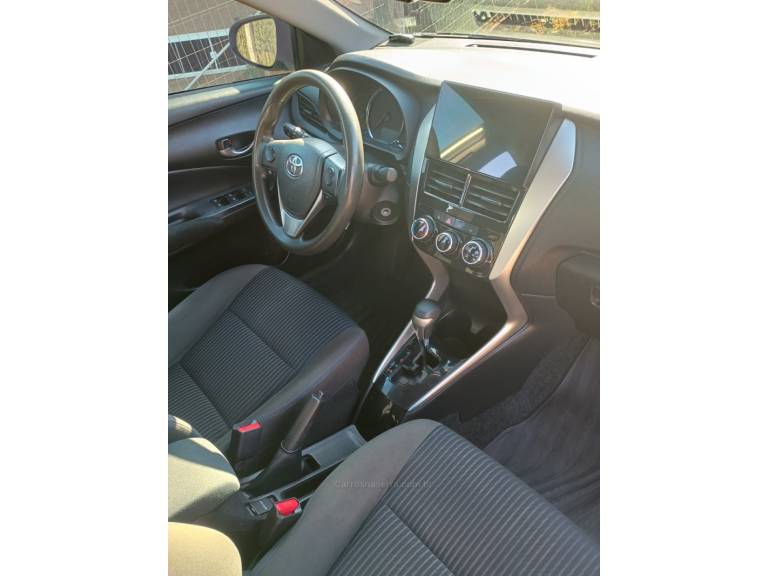 TOYOTA - YARIS - 2019/2019 - Prata - R$ 74.900,00
