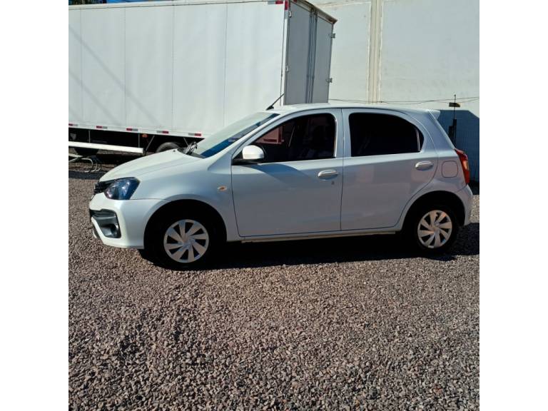 TOYOTA - ETIOS - 2019/2019 - Branca - R$ 72.800,00