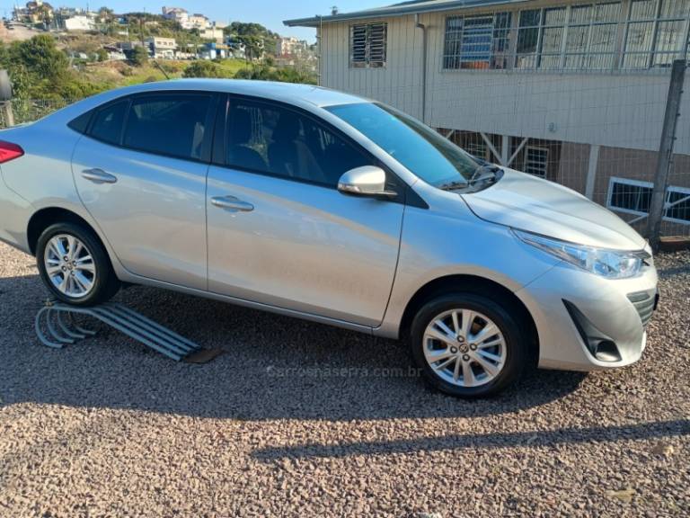 TOYOTA - YARIS - 2019/2019 - Prata - R$ 74.900,00