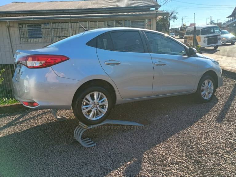 TOYOTA - YARIS - 2019/2019 - Prata - R$ 74.900,00