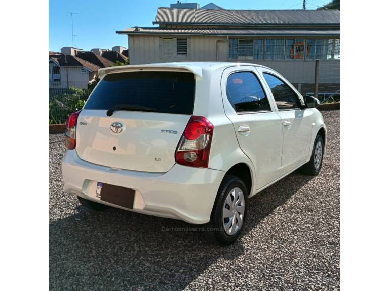 TOYOTA - ETIOS - 2019/2019 - Branca - R$ 72.800,00
