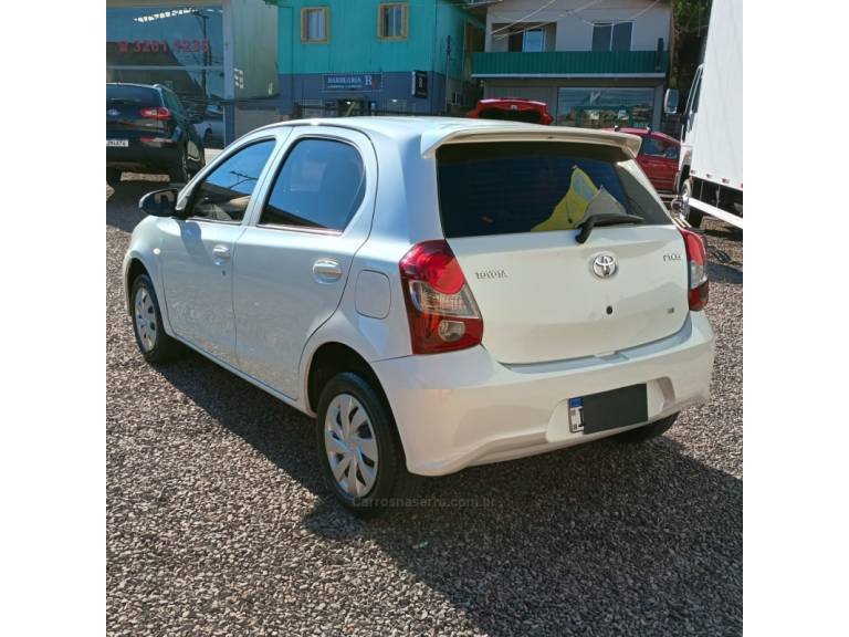 TOYOTA - ETIOS - 2019/2019 - Branca - R$ 72.800,00