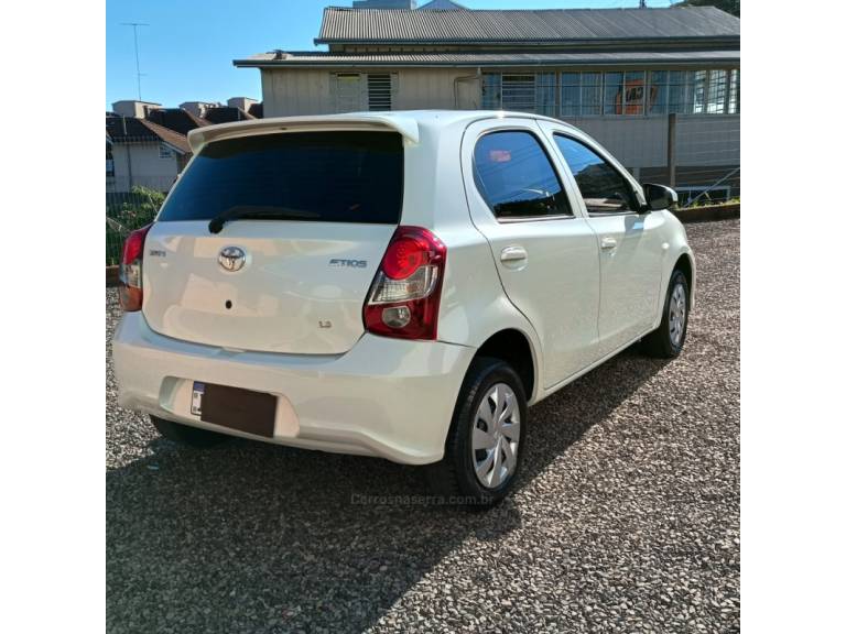 TOYOTA - ETIOS - 2019/2019 - Branca - R$ 72.800,00
