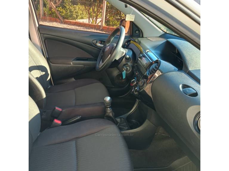 TOYOTA - ETIOS - 2019/2019 - Branca - R$ 72.800,00