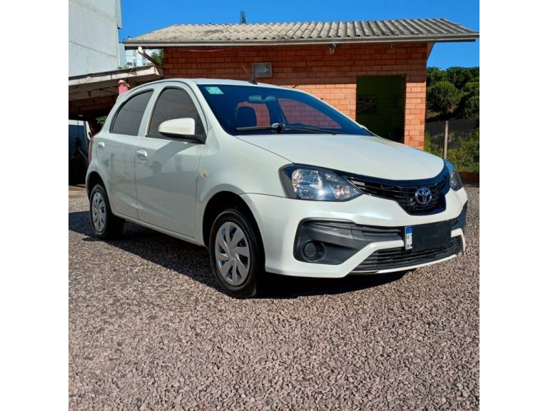 TOYOTA - ETIOS - 2019/2019 - Branca - R$ 72.800,00