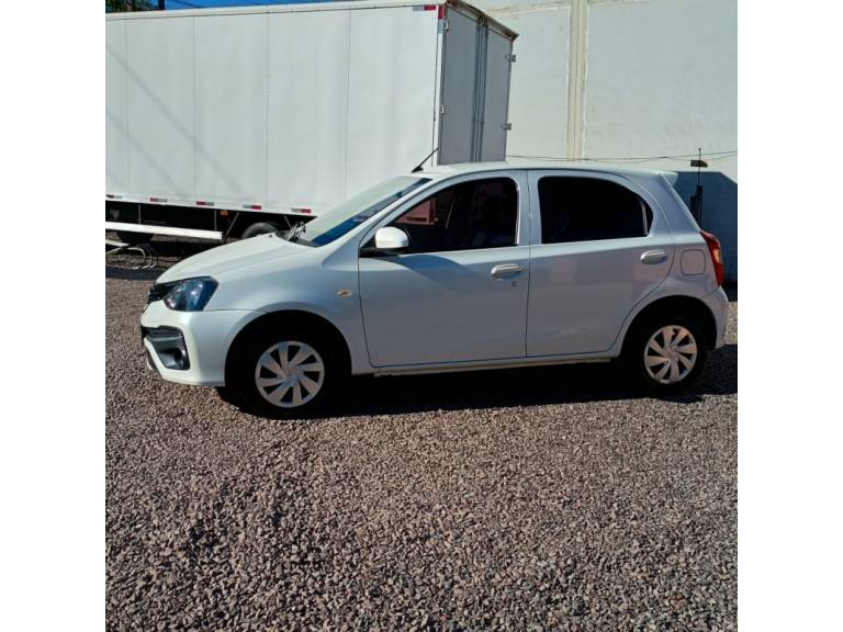 TOYOTA - ETIOS - 2019/2019 - Branca - R$ 72.800,00