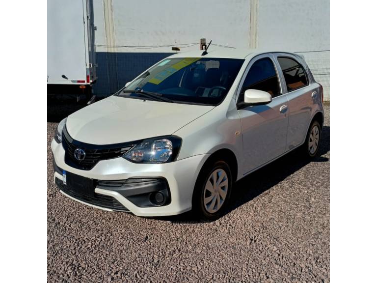 TOYOTA - ETIOS - 2019/2019 - Branca - R$ 72.800,00