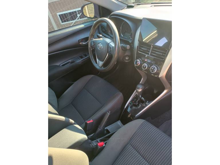 TOYOTA - YARIS - 2019/2019 - Prata - R$ 74.900,00