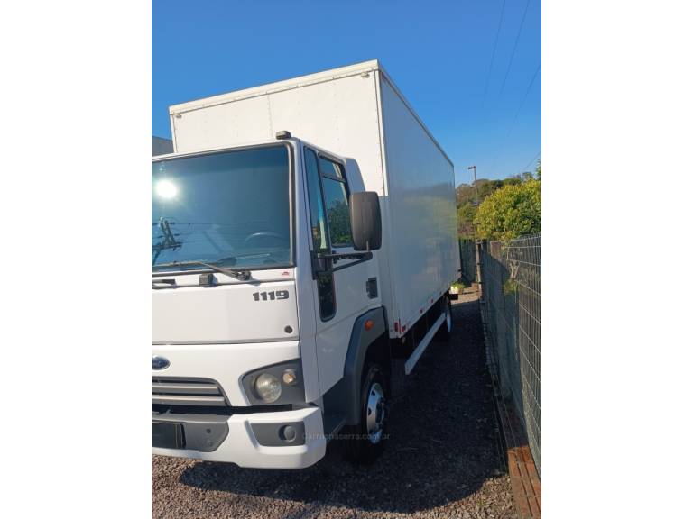 FORD - CARGO 1119 - 2019/2019 - Branca - R$ 273.000,00